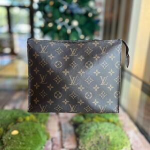 LOUIS VUITTON Toiletry 26 Monogram Canvas Pouch